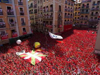 Some revelers at Pamplona City Hall displayed the Basque flag.