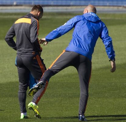 Jesé y Zidane durante el entrenamiento.