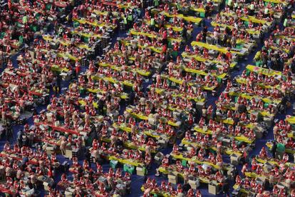 Cientos de personas participan en la preparación del kimchi, una comida tradicional de Corea del Sur, que será donada a las familias con dificultades económicas.