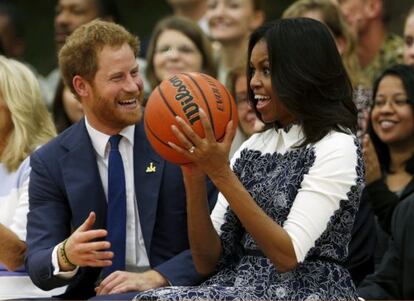 El príncipe Enrique y Michell Obama, ayer durante un partido en una base militar de Virginia.