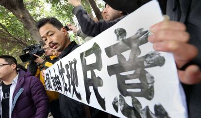 Un manifestante clama por la libertad de prensa a las afueras del grupo due&ntilde;o de Nanfang Zhoumo.
