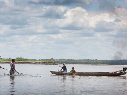 Indígenas kukamas pescan en el río Marañón, en la región de Loreto (Perú).