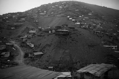 Hundido entre los cerros del norte de la ciudad de Lima, entre los distritos de Puente Piedra y Ventanilla, se encuentra el asentamiento humano de Valle del Sol. Ocho familias provenientes de diferentes provincias de Perú llegaron en 2008 y levantaron sus casas en un terreno que, en la lógica de los cerros limeños, al final le pertenece a quien vive allí. A esos ocho primeros clanes les siguieron otros tantos, y en la actualidad viven 280 familias que han visto aquí la posibilidad de levantarse una casa modesta y construir una vida próspera lo más cerca que puedan de la metrópolis en un país tan centralizado. Pero la vida es dura en un barrio tan joven que apenas cuenta con tendido eléctrico como único servicio. <p>A Valle del Sol solo se llega con un servicio de transportes que salen de una cochera que hay en Puente Piedra, no tienen un horario fijo y el pasaje cuesta 2,5 soles (0,71 dólares). El asentamiento tiene un camino central de tierra por donde acceden los coches; para moverse de casa en casa hay que recorrer los senderos trazados por los pasos de los mismos vecinos.</p>