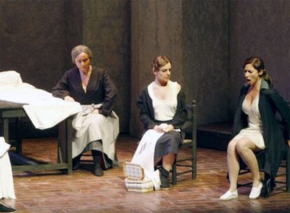 Un momento del ensayo general, en Santander, de la ópera <b><i>La casa de Bernarda Alba</b></i>, de Miquel Ortega.
