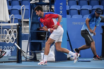 El serbio Novak Djokovic rompe su raqueta tras perder la medalla de bronce frente al español, Pablo Carreño, en la final de tenis masculina celebrada en el Ariake Tennis Park de Tokio.