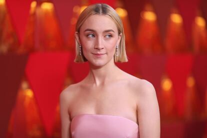 A atriz Saoirse Ronan no tapete vermelho do Oscar 2018. 