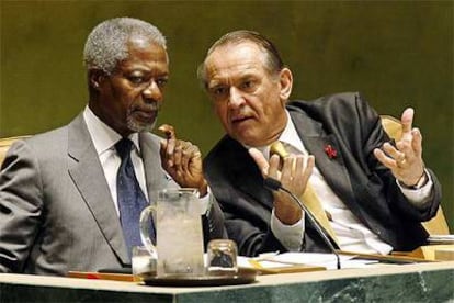 El secretario general de la ONU, Kofi Annan (izquierda), y el presidente de la Asamblea General, Jan Eliasson, ayer.