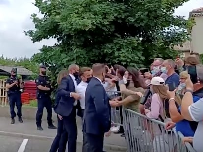 Un hombre abofetea al presidente francés, Emmanuel Macron, durante la visita del mandatario a Tain-l'Hermitage, en el departamento de la Drôme (Francia), el pasado 8 de junio.