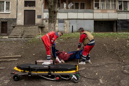 Trabajadores médicos recuperan el cuerpo de una mujer después de un bombardeo ruso en Járkov (Ucrania). Según ha informado Oleg Sinugebov, jefe de la administración provincial, al menos tres personas han muerto y 16 están heridas.