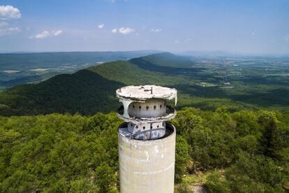 Restos de una torre de microondas nuclearmente endurecida, conocida con el nombre en clave 'Cannonball', se eleva sobre los Montes Apalaches cerca de Sylvan, Pensilvania. La torre fue desactivada en 1977.