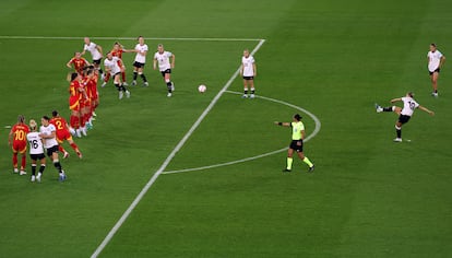 Klara Buehl, de Alemania, lanza un tiro libre, mientras las jugadoras de España se preparan para defender durante el partido de semifinales de la Eurocopa Femenina de la UEFA 2025 entre Alemania y España.
