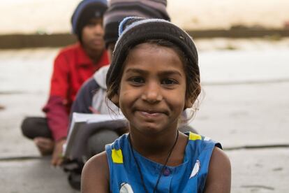 Los padres de Shivani, de 7 años, están desempleados. Ella disfruta con sus compañeras en las clases al aire libre en la escuela bajo el puente, pero le divierte igual ir al colegio público.