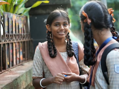 Maleesha Kharwa, de 15 años, modelo e 'influencer', habla con una compañera de clase a la salida de su escuela en Bombay (India), el 11 de septiembre de 2023.