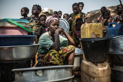 Clarice espera su turno para recoger agua en el punto de distribución del campo de desplazados de Batangafo (República Centroafricana), donde más de 24.000 personas buscaron refugio durante la escalada de violencia en 2015.