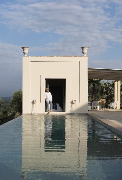 El arquitecto Patrizio Fradiani, junto a la piscina a la que se puede acceder desde la ventana del anexo para invitados de la vivienda. “Quería que pudieran abrir las compuertas y saltar al agua. Me parecía la mejor manera de empezar el día”.