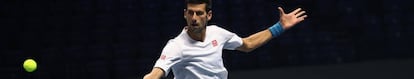 Djokovic volea de revés durante un entrenamiento en Londres.