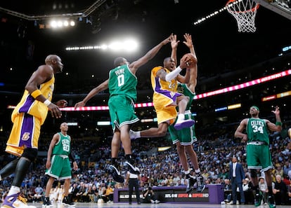 Kobe Bryant intenta anotar frente a la oposición de Leon Powe y P. J. Brown durante un encuentro de NBA disputado entre Los Angeles Lakers y los Boston Celtics en junio de 2008.