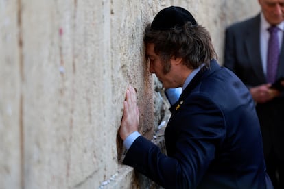 El presidente de Argentina en el Muro de los lamentos, en la Ciudad Vieja de Jerusalén, en febrero de 2024.