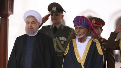 El sultán Qabus bin Said de Omán recibe al presidente de Irán, Hasan Rohaní, en Muscat (Omán) el pasado 15 de febrero.