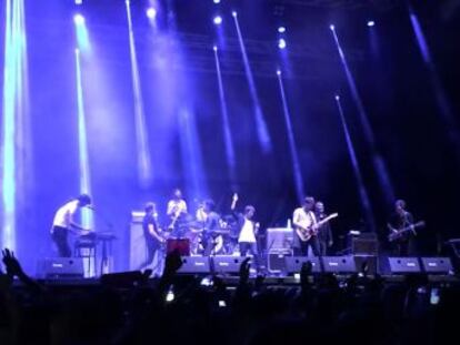 Los grupos tocaron un popular tema de los de Baeza, que sufieron un grave accidente en agosto, en un festival de Guadalajara