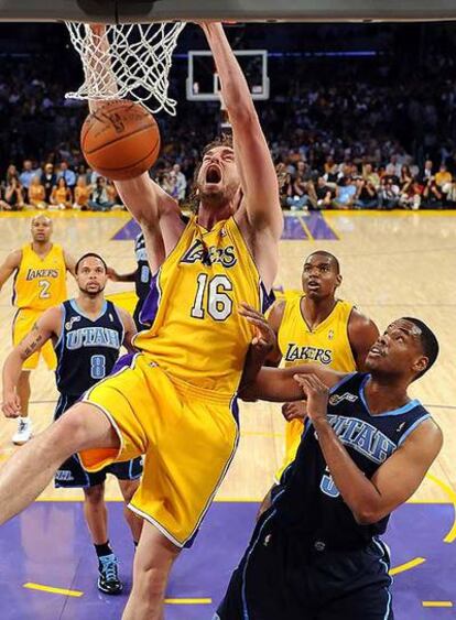 Gasol logra un enceste pese a la oposición de Collins.