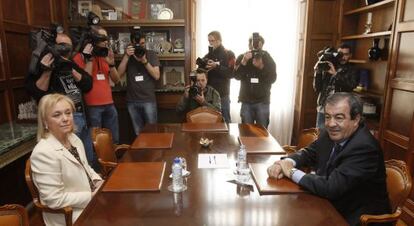 Los candidatos de Foro y PP a la Presidencia de Asturias, Francisco Álvarez-Cascos y Mercedes Fernández, reunidos hoy en Oviedo.
