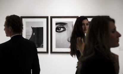 Visitantes en la exposición 'A Different Vision On Fashion Photography' en Reggia di Venaria Reale, el 6 de octubre de 2017 en Turín (Italia).