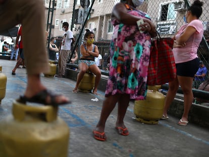 Moradores da Rocinha, no Rio de Janeiro, recebem botijões de gás doados pela Central Única das Favelas (Cufa), em 22 de maio, auge do fechamento das atividades no Brasil devido à pandemia.