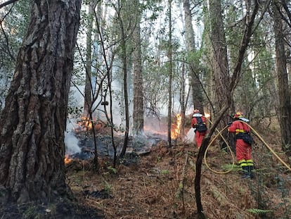 Militares de la UME trabajan en uno de los focos de los incendios de Asturias, el jueves.