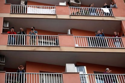 Veïns de l'Hospitalet surten al balcó com cada dia a animar i homenatjar els sanitaris.