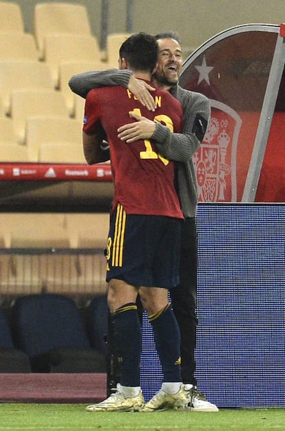 Luis Enrique felicita a Ferrán Torres por su 'hat-trick' cuando se retiró destituido.