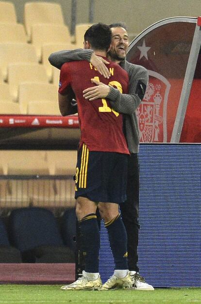 Luis Enrique felicita a Ferrán Torres por su 'hat-trick' cuando se retiró destituido.