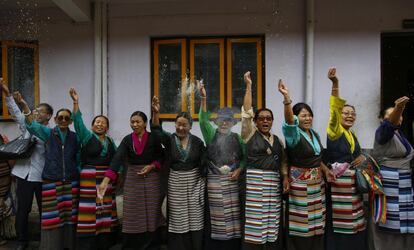 Un grupo de mujeres tibetanas participan en una ceremonia con motivo del 82 cumpleaños del Dalai Lama en un monasterio en Katmandú (Nepal).