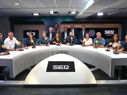 Los presentadores de los programas de la Cadena SER, entre ellos Mara Torres (segunda por la derecha).