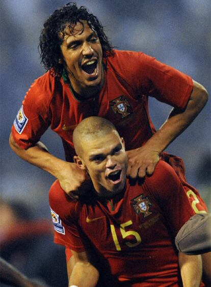 Alves, saltando, y Pepe festejan el triunfo de Portugal.