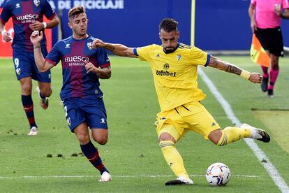 Álvaro Negredo, defendido por Pablo Maffeo durante el Huesca-Cádiz.