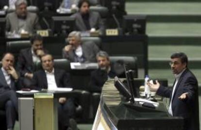 El presidente iraní, Mahmud Ahmadineyad (dcha), ofrece un discurso en el Parlamento en Teherán (Irán). EFE/Archivo