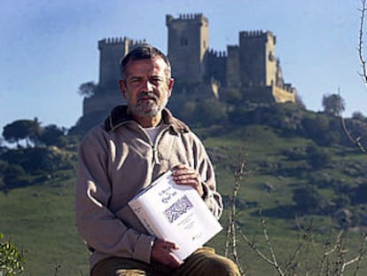 Mansur Escudero posa con un ejemplar en castellano del Corán.