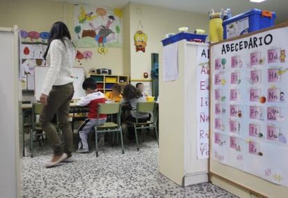 Alumnos de infantil asisten, a finales del pasado curso, a la escuela unitaria de Cacheiras. 