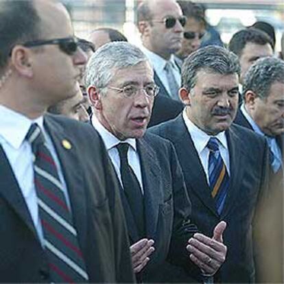 El ministro de Exteriores británico, Jack Straw, y su homólogo turco, Abdalá Gul, ayer en Estambul.