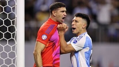 Emiliano y Lisandro Martínez festejan tras un penal errado por Ecuador, este jueves en Houston (Texas).