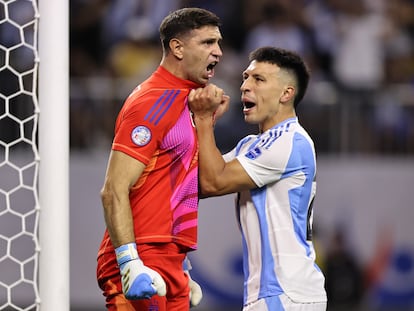 Emiliano y Lisandro Martínez celebran el penalti fallado por Ecuador.