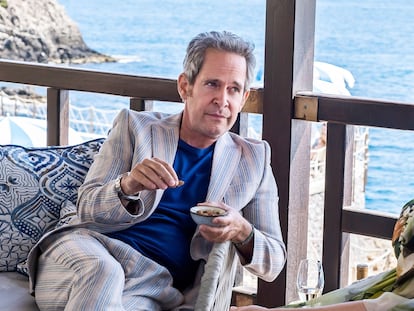 El pérfido villano al que interpreta el británico Tom Hollander en 'The White Lotus', en una escena de la segunda temporada.