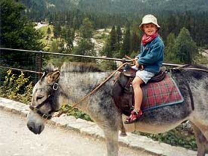 Javi, hijo del autor, recorre el circo de Gavarnie montado en el burro <i>Scooby-Doo.</i>