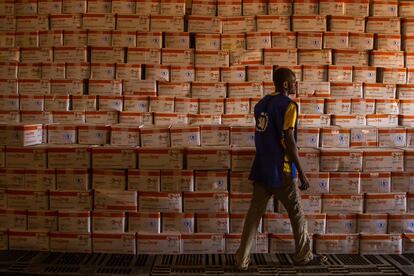 Un operario carga cajas de Plumpy Soup, un suplemento alimenticio para niños que padecen desnutrición moderada. Estamos en el almacén del Programa Mundial de Alimentos (PMA) en Niamey, capital de Níger. Desde lugares como este el PMA reparte víveres a todo el país: aceite, sal, cereales, judías y arroz son los más habituales. En Níger hay unas 454.000 personas sufre inseguridad alimentaria. En las áreas afectadas por la violencia de Boko Haram, una de cada tres se encuentra en esta situación.  