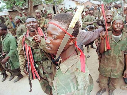 Un grupo de rebeldes congoleños se prepara para el combate cerca de Kinshasa.