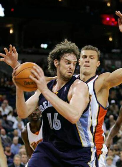 Gasol, ante Biedrins en el partido de Memphis contra Golden State.