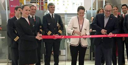 El presidente ejecutivo de Iberia, Luis Gallego, corta la cinta del vuelo inaugural con el que Iberia conectará Madrid con la ciudad estadounidense de San Francisco.