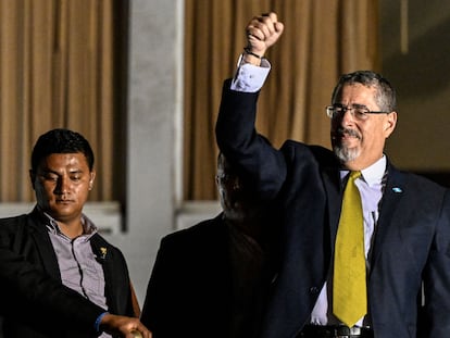 Bernardo Arévalo saluda a sus seguidores tras vencer en las elecciones del pasado 20 de agosto.