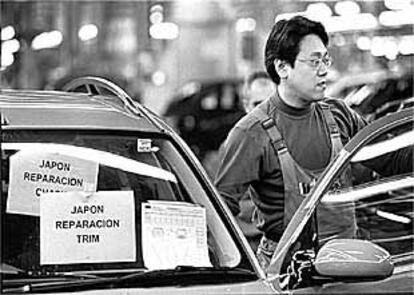 Un técnico, en Ford Almussafes, revisando un Focus para su exportación a Japón.